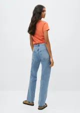 Camiseta de algodón color naranja con logo Mango estampado en el pecho. Diseño recto, cuello redondo y manga corta.