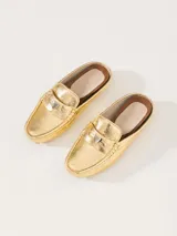 Mocasín de cuero vacuno con estampado animal print, detalle metálico en forma de corazón y suela de goma.