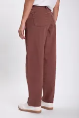 Pantalón de jean marrón de corte recto.