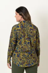 Camisa estampada de manga larga en tonos de verde, azul y tostado, con corte clásico.