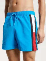 Short de baño celeste de nailon reciclado, con cintura elástica ajustable con cordón y logo de Tommy Hilfiger en el lateral.