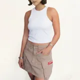 Minifalda color beige con bolsillos cargo y logo de estrella roja estampado en un lateral.