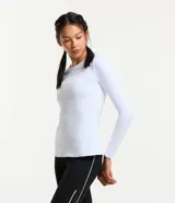 Remera deportiva blanca de poliamida con protección UV, mangas largas y sisa raglán.