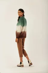 Cárdigan tejido a rayas horizontales con degradé de color, con cuello en V, mangas largas y cierre frontal con botones de madera.