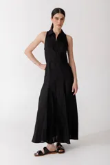 Vestido midi negro con cuello camisero, sin mangas y cierre frontal con cremallera.