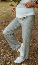 Pantalón de punto gris con textura, corte recto y cintura alta con faja elástica para embarazo y postparto.