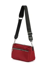 Bandolera rectangular color bordó, con correa larga regulable de cinta negra. Tiene dos compartimentos principales con cierre y un bolsillo frontal con cierre.