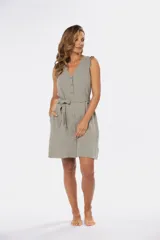 Vestido corto color beige de lino con escote en V, sin mangas, con botones frontales y cinturón de lazo.