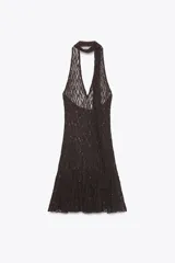 Vestido corto marrón de encaje semitransparente con cuello halter, escote pico, foulard integrado y tachas decorativas.