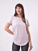 Remera deportiva color lila de calce holgado y mangas cortas.