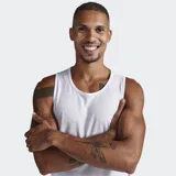 Musculosa deportiva 2XU Aero Tank, color blanco, con cuello redondo y sisas amplias. Confeccionada con tejido X-VENT de doble punto y panel trasero de malla para mayor transpirabilidad y secado rápido.