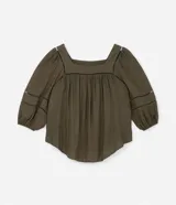 Blusa verde militar de viscosa con escote cuadrado y mangas 3/4 abullonadas con elástico en los puños. Presenta inserciones en el escote y en las mangas.