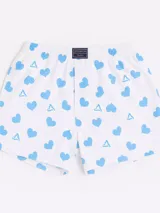 Bóxer de algodón blanco con estampado de corazones celestes y logo de la marca en la cintura.