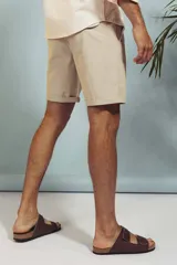 Bermuda color beige con bolsillos laterales y traseros.