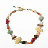 Collar corto con cadena dorada y cuentas de diferentes formas y colores: celeste, naranja, verde, amarillo, marrón, rojo, blanco y rosa.