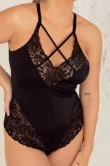 Body negro de lycra y puntilla elastizada, con tiras cruzadas en el frente, breteles elásticos regulables y broche en la entrepierna con fundillo de algodón.
