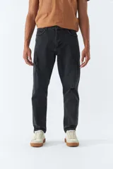 Pantalón de jean negro de corte slim cropped, con bolsillos y presillas para cinturón.