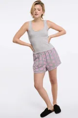 Short de pijama gris con estampado de flores rosas.