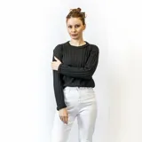 Sweater mostaza de punto acanalado con cuello redondo y mangas largas.