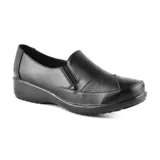 Zapato casual negro de cuero con detalle de textura en la puntera y plataforma baja.
