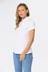 Polo azul marino de piqué con botones personalizados y mangas cortas.