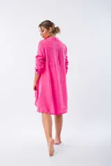 Camisa corta de lino fucsia, de corte amplio, con botones de nácar.