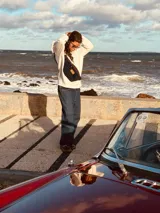 Riñonera de cuero color borgoña con correa ajustable.