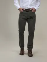 Pantalón de vestir azul marino, de corte recto, con bolsillos laterales y traseros.