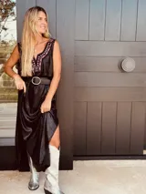 Vestido corto negro con bordado en el escote y tajos laterales.