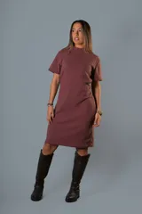 Vestido midi marrón de tejido trenzado, con cuello redondo y mangas cortas.