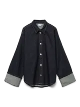 Camisa de jean azul oscuro con cuello clásico, cierre con botones plateados, mangas largas con puños con dobladillo y corte holgado.