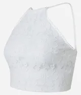 Blusa cropped blanca de encaje con cuello halter, breteles finos con lazo en la espalda y lastex en la espalda.
