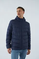 Campera de nylon negra con cierre frontal y bolsillos laterales con cierre.