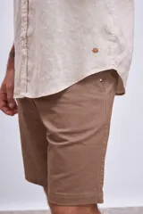 Bermuda de gabardina color marrón claro, corte recto, con bolsillos laterales y traseros.