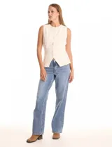 Chaleco sastrero color crema, con cuello redondo, cierre frontal con botones forrados y bolsillos simulados. El ruedo frontal tiene un acabado en pico.