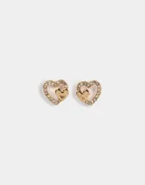 Par de aros pasantes dorados con forma de corazón, adornados con strass y un corazón liso más pequeño en el centro. Cierre de tope a presión.