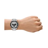 Reloj Armani Exchange modelo Spencer con caja de acero plateado de 44mm, esfera texturada blanca con detalles negros y agujas plateadas. Cuenta con cronógrafo con subesferas, fechador y malla de acero plateado. Resistente al agua hasta 10 ATM.