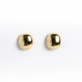 Aros dorados cuadrados, lisos, con baño en oro de 18k y diseño versátil.