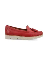 Mocasín de cuero graneado color rojo, con flecos y suela de EVA ultraliviana.