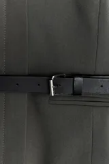 Top de cuello halter color verde oscuro, con escote pico, falso bolsillos de vivo en delantero y cinturón negro con hebilla metálica. Cierre frontal con cremallera oculta.