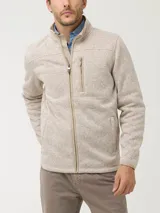 Campera polar color beige con cierre frontal, cuello alto y bolsillo vertical con cierre en el pecho.