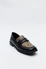 Mocasín negro de cuero sintético con punta cuadrada y detalle de bordado a tono en la capellada. Taco de 2,5cm.