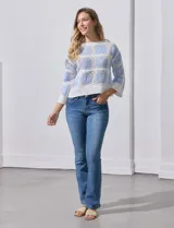 Buzo calado de acrílico, marca Sioni, color celeste y blanco, con cuello a la base y mangas tres cuartos.
