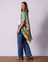 Kimono largo de satén estampado con motivos florales y hojas en tonos verde, amarillo, beige y celeste.