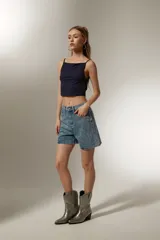 Top corto de bretel fino color azul marino, con escote cuadrado y corte ajustado.