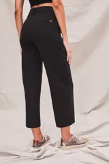Pantalón ancho color negro, de corte recto y tiro medio, elaborado en tejido ligero y delicado.