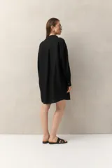 Vestido camisero corto negro de lino con botones tipo mostacillas y cinturón estampado.