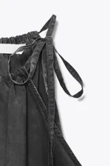 Top marrón con cuello halter ajustable con lazada.