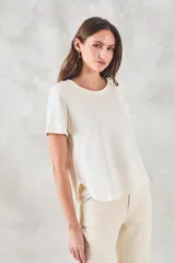 Remera blanca de algodón peinado con corte recto y mangas cortas.