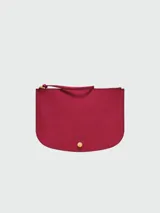 Clutch Longchamp modelo Épure, color marrón cuero, con cierre de broche metálico dorado.